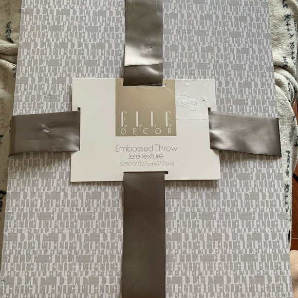 Elle Decor Embossed Throw blanket white NWT - Picture 6 of 9